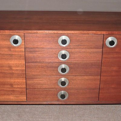 Meuble Italien en teck ouvrant à deux portes et cinq tiroirs.Vendu