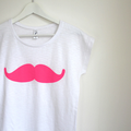 /// /// Le t'shirt moustache rose fluo,