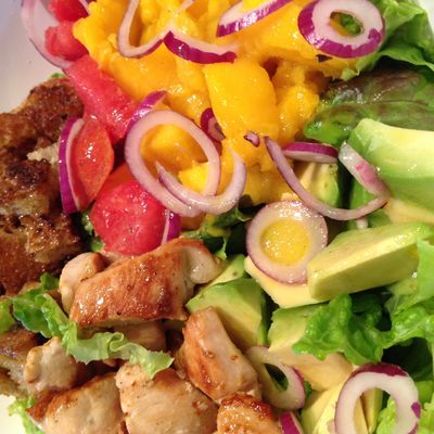 Salade poulet, mangue et avocat