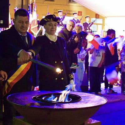 AVEC LE SOUVENIR FRANÇAIS, LE (CHAUD) SYMBOLE DE LA VASQUE ENFLAMMÉE.