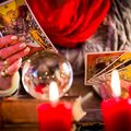 Vrai Magie Rouge d’Amour: Rituel pour Attirer l’Amour Perdu Qu’est-ce que la magie rouge ?