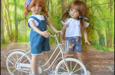 Filles en vélo, salopettes courtes