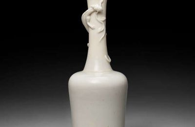 A Dehua 'chilong’ vase, Kangxi period, 17th century