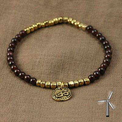 Little Doña - bracelet perles grenat et laiton - breloque AUM tibétain