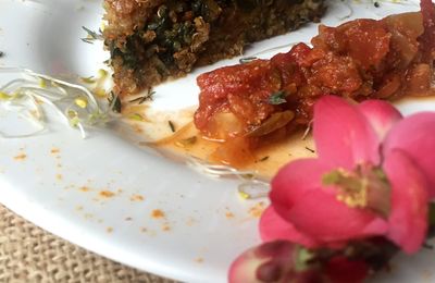 Gâteau de quinoa aux carottes, épinards, raisin et ras-el-hanout