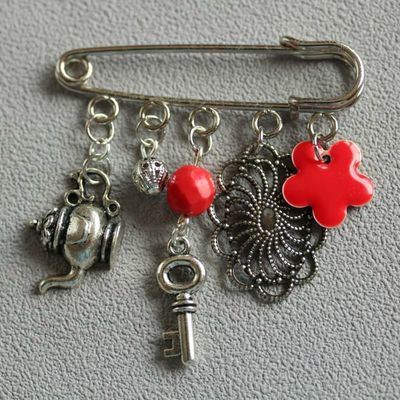 Broche "l'heure du thé" rouge.