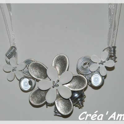 collier gris et blanc, boutons orchidées