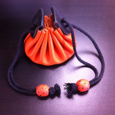 Bourse orange et noire