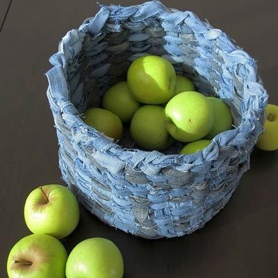 Corbeille tressée avec de vieux jeans
