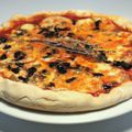 Pizza à la mozzarella fumée au thym & aux olives