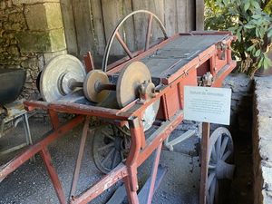 qui se souviens du rémouleur qui passait dans les rues et du garde manger où l'on mettait principalement le fromage à l'époque. Et le four du boulanger 