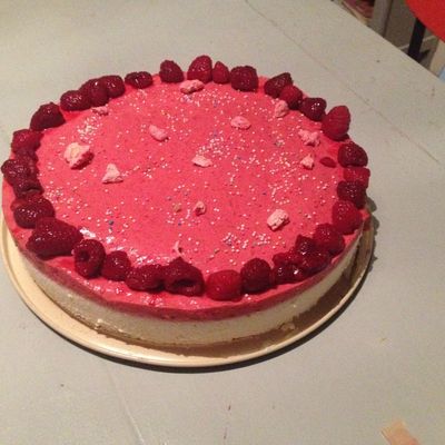 Entremet à la mousse et gelée de framboises, mousse au chocolat blanc sur feuilleté praliné 