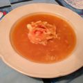 Œufs pochés et soupe à la tomate épicée
