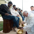 WWIII : Le Pape Lave Pieds sur une Marche, indiquant que l'Islam est le troisième étage de la fusée de la révélation Divine.