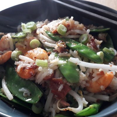Accord terre-mer dans un wok asiatique 