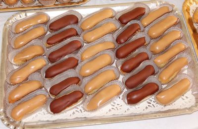 Les petits éclairs au café et au chocolat. 