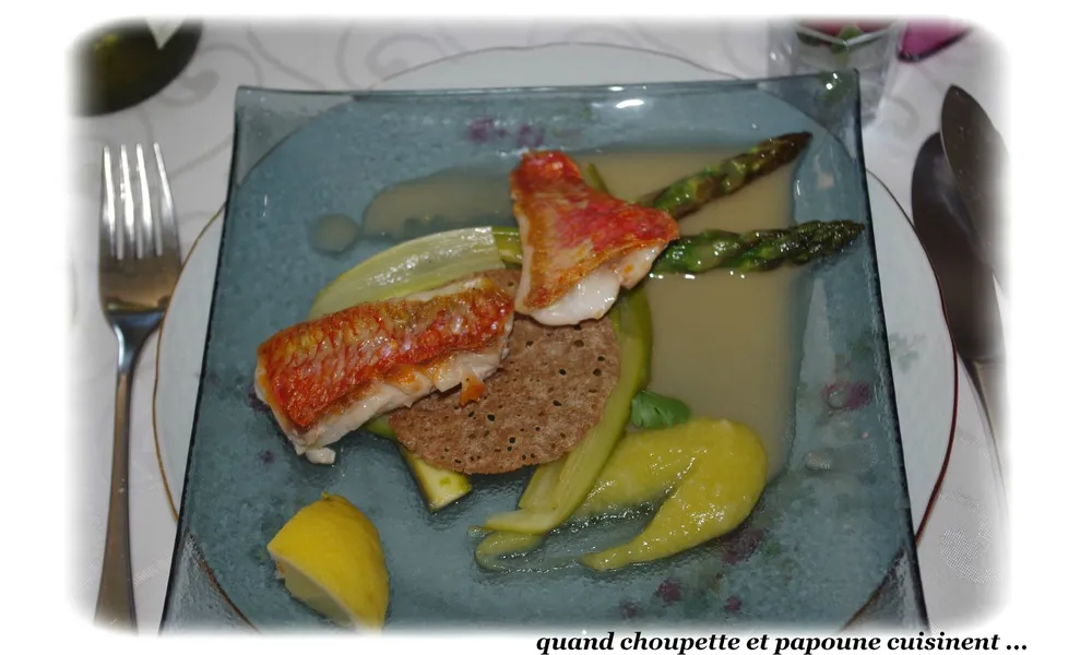 ROUGETS A LA PLANCHA  AUX ASPERGES VERTES ET SA PUREE D'AIL