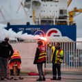 Dockers bloquant le port de commerce de BREST hier - (Claude TANNEAU AFP) -