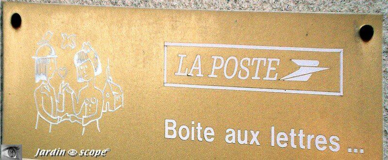 La Poste et les Amoureux de Peynet.