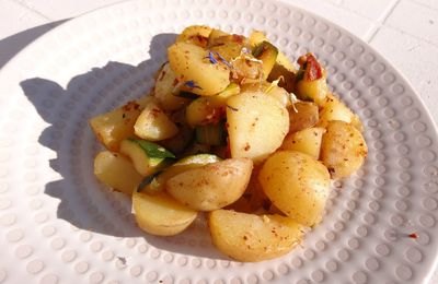 Poêlé de pommes de terre nouvelles-courgettes et oeuf mollet