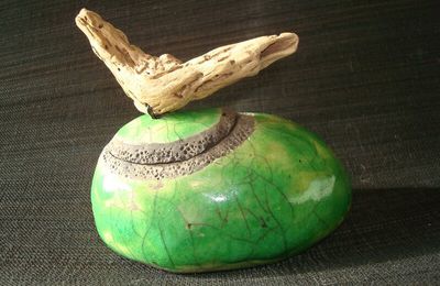 Boîte raku en forme de galet avec bois flotté