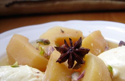 Coings pochés au miel, quenelles mascarpone-amaretto/Honey-poached Quinces with mascarpone-amaretto cream