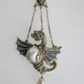 Pendentif : Dragon ailé . Espagne, 16e siècle,