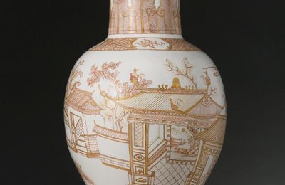 A large iron-red and gilt yen-yen vase, Qing dynasty, Kangxi period (1662-1722)