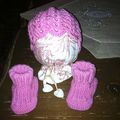 Un petit bonnet et des chaussons roses pour Bébé