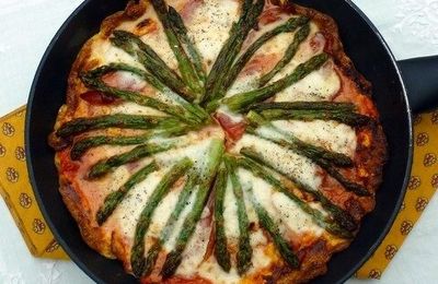 Omelette-pizza aux asperges vertes et speck
