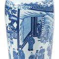 Vase de forme balustre en porcelaine blanche décorée en bleu sous couverte