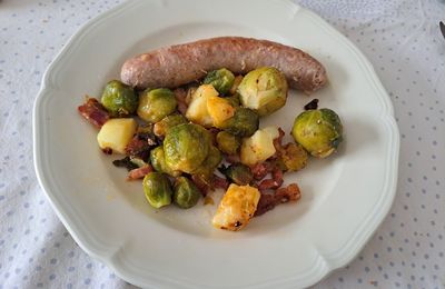 Saucisse fumée aux choux de Bruxelles et aux pommes de terre