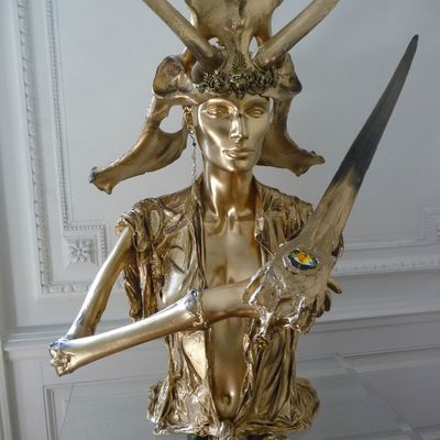 La Guerrière . Technique mixte ,rostre d'espadon ,os ,cornes, cristal facetté ,blason de bronze ,patine dorée .Unauthorized copy