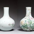 Époque Yongzheng (1723-1735). Vase de forme « tianqiuping » (sphère céleste) en porcelaine 