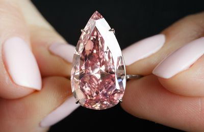 Record mondial pour le « Unique Pink », le plus grand diamant rose « Fancy Vivid Pink » à 31,6 M $/ 30,8 M CHF