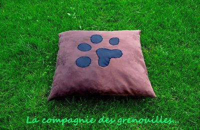 Coussin/tapis bien moelleux et personnalisé pour une petite chienne en or.