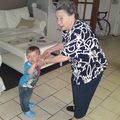 Luka s'exerce à la danse de salon avec grand mamie