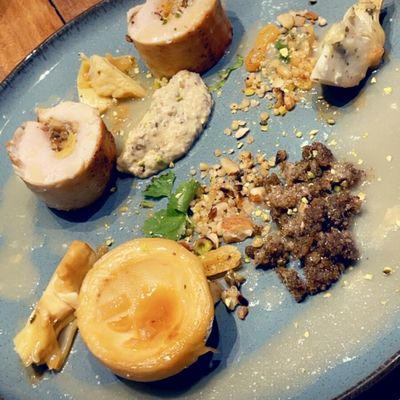 Suprême de poulet farci aux fruits secs, artichaut, pistache