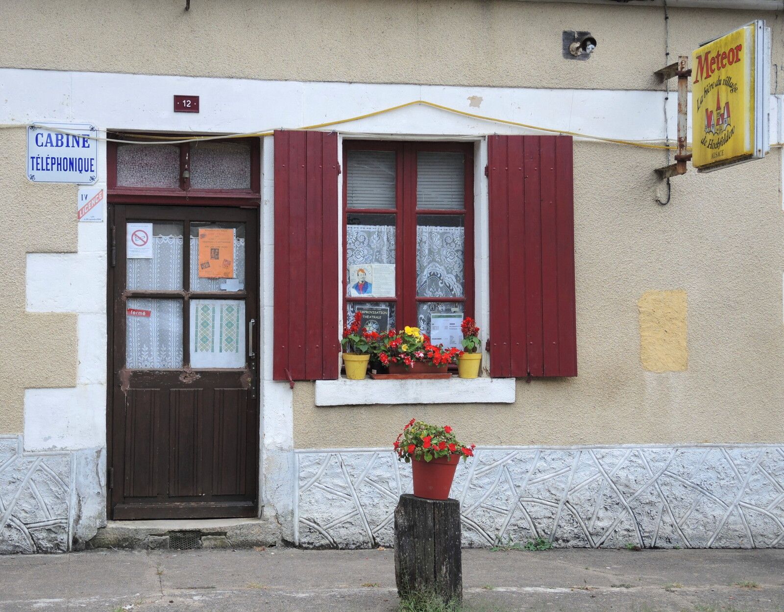 Dompierre-sur-Nièvre, ancien café (58)