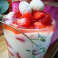 Verrine au yaourt et fraises au sucre de rose - Je vois la vie en roooooose