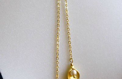 Collier cravate doré fleurs arum et perles nacrées