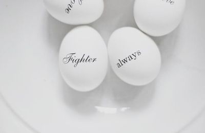  DIY Pâques : 8 techniques pour écrire sur les coquilles d'oeufs 