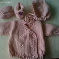 vetement bébé rose le cache coeur, bonnet et chaussons pour bébé d'un mois!