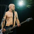 Nick Oliveri reprend sa basse pour Queen Of The Stone Age.