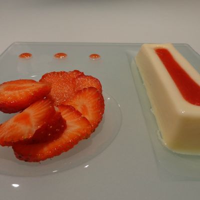 Panna Cotta au chocolat blanc et son coulis de fraises