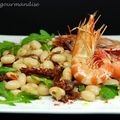 Salade tiède de cocos et roquette aux gambas