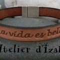 Et pourquoi pas l'amitié qui peut rendre la vie très belle ! ;-) Avec ce bracelet multilingues en cuir beige gravé "la vida es b