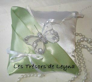 Coussin d'alliances blanc et vert anis, thème papillon