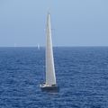 VOILIER FENICE AU LARGE DU PHARE DE TAGLIARTE, CÔTE DE TELDE, ÎLE DE GRAN CANARIA. REGATE ARC 2020.