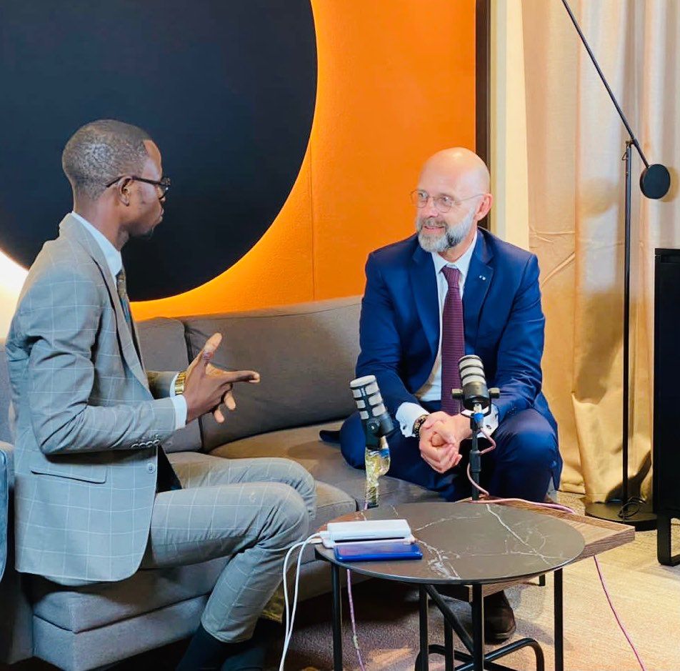 Frédéric Fougerat, président de Tenkan Paris, et le  journaliste Elias Didier Lokeso Nandjovu